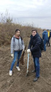 Саджанець у руках волонтера — екоакція ЗЕФК