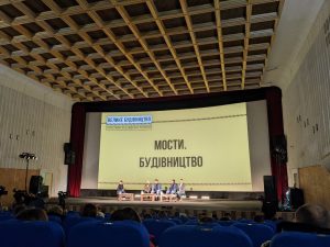 Студенти ЗЕФК на панельній дискусії про мости — запитання до спікерів