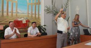 Вручення дипломів у ЗЕФК — урочистий момент на сцені