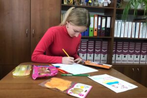 Студентка Анастасія з посилкою від Олесі з Лісабона