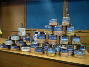 Окопні свічки для ЗСУ у ЗЕФК — студенти виготовляють та передають свічки
