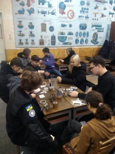 Студенти та викладачі ЗЕФК готують свічки до відправлення