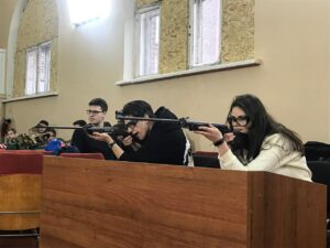 Змагання зі стрільби з пневматичної гвинтівки у ЗЕФК — учасники на рубежі