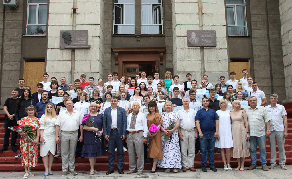 Вручення дипломів у Запорізькому електротехнічному фаховому коледжі 2023