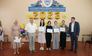 Фото з вручення дипломів у ЗЕФК 2023