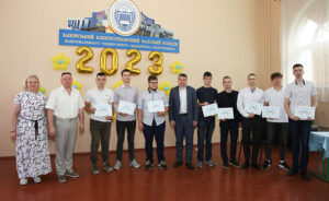 Випускники отримують дипломи у ЗЕФК