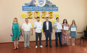 Момент вручення диплома студенту