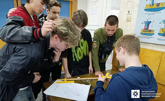 Команда студентів виконує завдання квесту