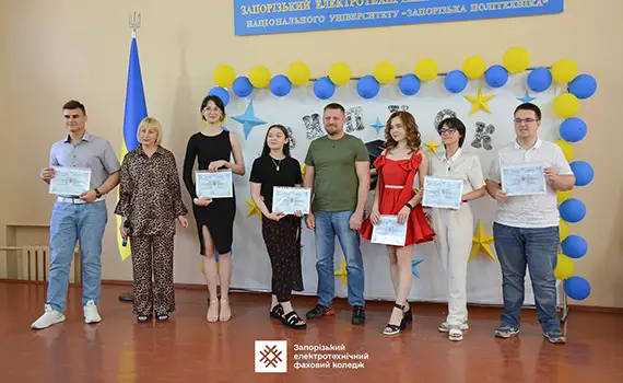 Вручення дипломів випускникам 2025 року в Запорізькому електротехнічному фаховому коледжі — почесні гості, студенти та святкова атмосфера