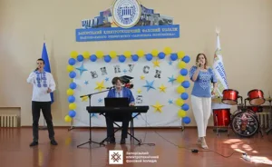 Вручення дипломів випускникам 2025 року в Запорізькому електротехнічному фаховому коледжі — почесні гості, студенти та святкова атмосфера