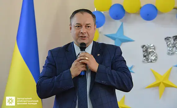 Вручення дипломів випускникам 2025 року в Запорізькому електротехнічному фаховому коледжі — почесні гості, студенти та святкова атмосфера