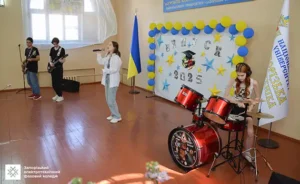 Вручення дипломів випускникам 2025 року в Запорізькому електротехнічному фаховому коледжі — почесні гості, студенти та святкова атмосфера