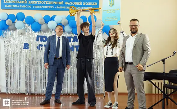 Вручення символічного студентського квитка та ключа від країни знань у ЗЕФК