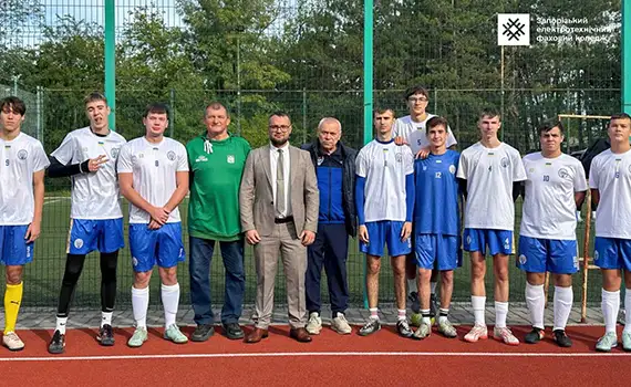 Футбольний турнір Запоріжжя — команда Запорізького електротехнічного фахового коледжу на полі під час гри