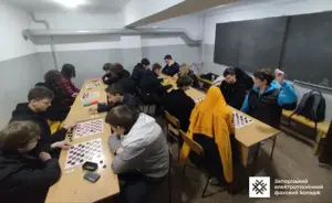 Момент гри: команди коледжів змагаються у шашках