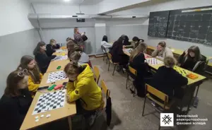 Партія з шашок під час турніру: студенти за столами