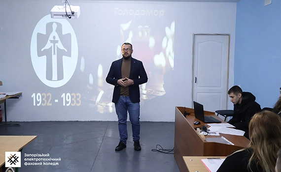 Виступ директора Руслана Кошелюка під час вшанування жертв Голодомору в коледжі