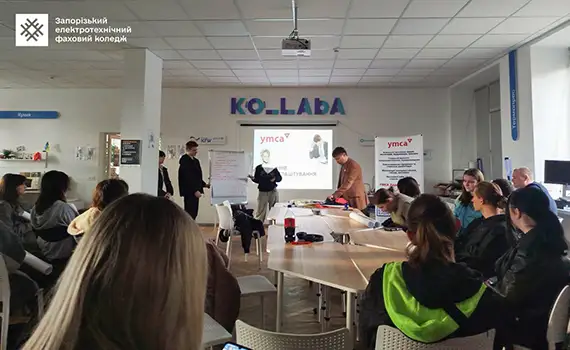 Студенти коледжу на воркшопі у просторі Ko_Laba