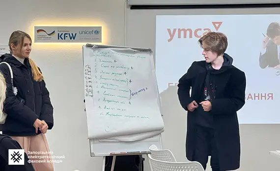 Учасники заходу в Ko_Laba під час обговорення теми працевлаштування