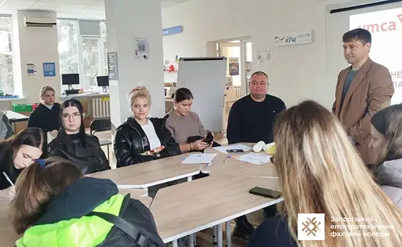 Учасники заходу в Ko_Laba під час обговорення теми працевлаштування