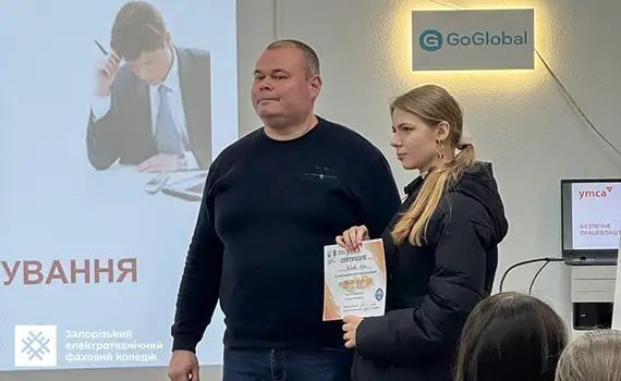 Студенти отримують сертифікати після воркшопу