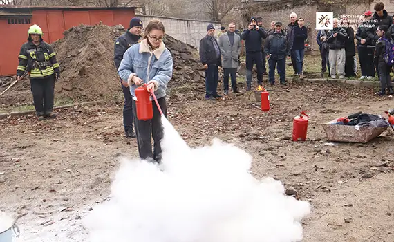 Практична частина об’єктового навчання з пожежної безпеки: студенти працюють з вогнегасниками