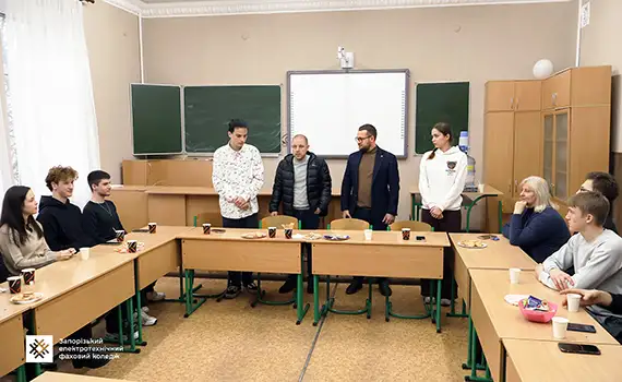 Руслан Кошелюк та Сергій Шило спілкуються зі студентами під час зустрічі «Кава з директором» у ЗЕФК