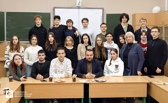 Студенти ставлять запитання керівництву на зустрічі «Кава з директором» у Запорізькому електротехнічному фаховому коледжі