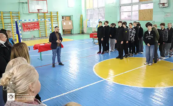 Директор ЗЕФК Руслан Кошелюк вітає учасників патріотичного заходу «Козацькі змаги»