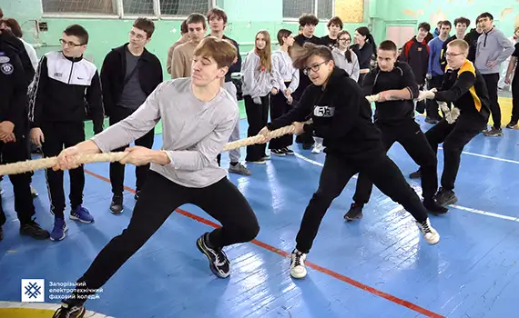 Студенти Запорізького електротехнічного фахового коледжу під час заходу «Козацькі змаги» до Дня Збройних Сил України