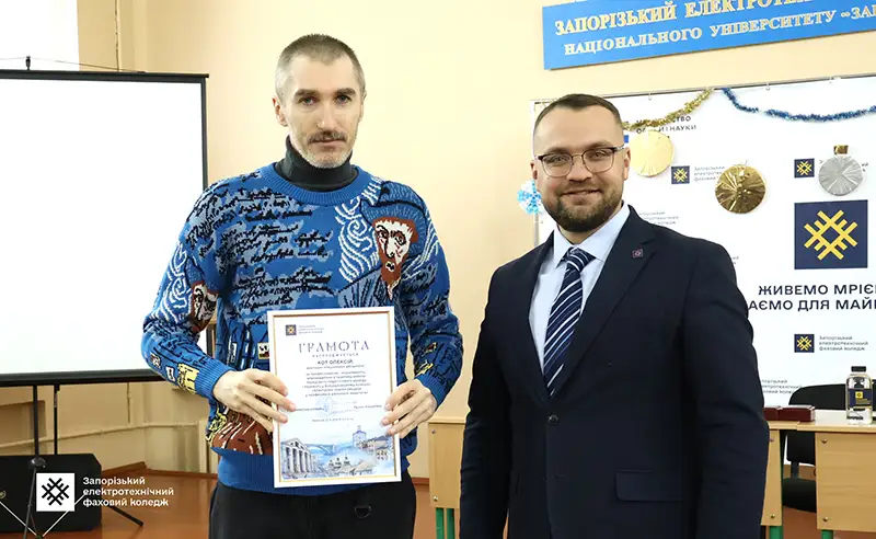 Вручення грамоти Коту Олексію під час підсумкової педагогічної ради