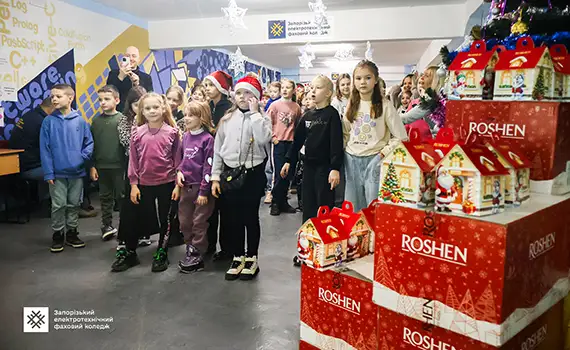 Свято до Дня Святого Миколая для дітей Оріхівської школи «Сузір’я» у хабі ЗЕФК з подарунками від волонтерів з Франції