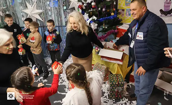 Свято до Дня Святого Миколая для дітей Оріхівської школи «Сузір’я» у хабі ЗЕФК з подарунками від волонтерів з Франції