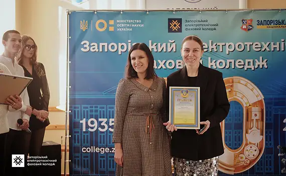 Марія Водоп’янова вітає коледжну спільноту під час різдвяно-новорічної зустрічі у коледжі