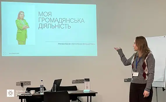 Викладачка Ірина Гончаренко під час тренінгу з громадянської освіти «КОД: ВІДКРИЙ СВОЮ ІДЕНТИЧНІСТЬ» у Києві
