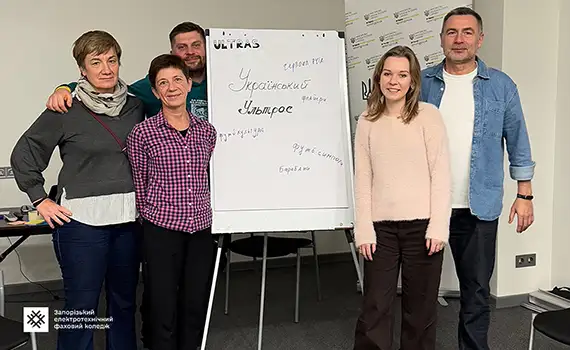 Учасники тренінгу «КОД: ВІДКРИЙ СВОЮ ІДЕНТИЧНІСТЬ» під час навчальної роботи в Києві