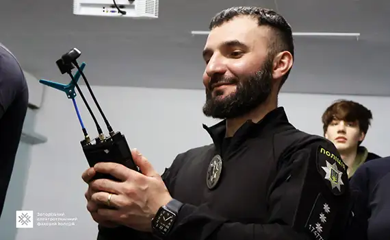 Демонстрація роботи безпілотних технологій: поліцейські знайомлять студентів ЗЕФК з можливостями дронів
