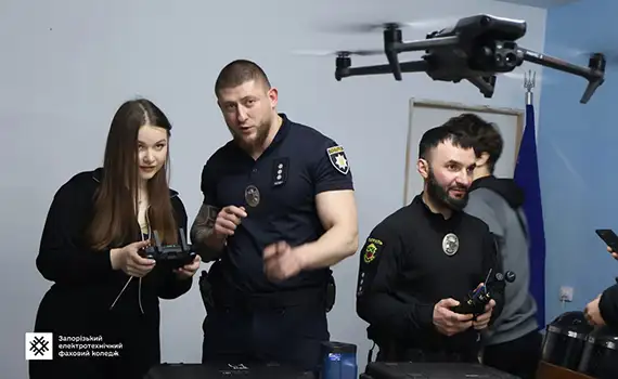 Демонстрація обладнання: поліцейські показують студентам ЗЕФК спорядження та технічні засоби для роботи