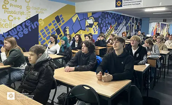 Фахівці Червоного Хреста навчають студентів правилам мінної безпеки в Запоріжжі