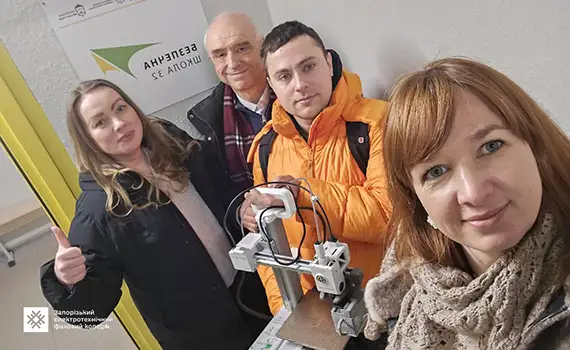 Демонстрація обладнання під час профорієнтації в Запорізькій гімназії №32: знайомство зі спеціальністю 133 «Галузеве машинобудування»