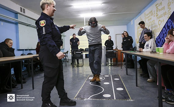 Окуляри, що імітують стан сп’яніння: демонстрація впливу на координацію та реакцію