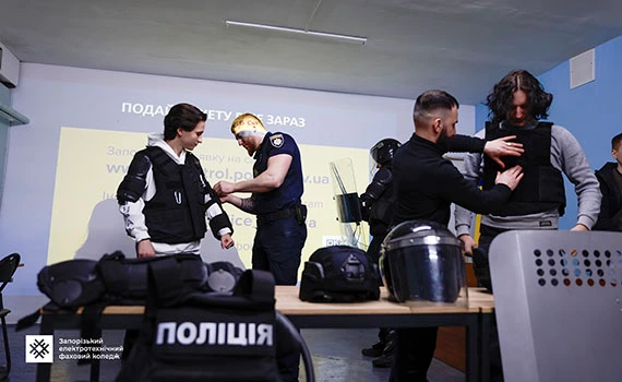 Практична демонстрація спорядження патрульного під час зустрічі у коледжі