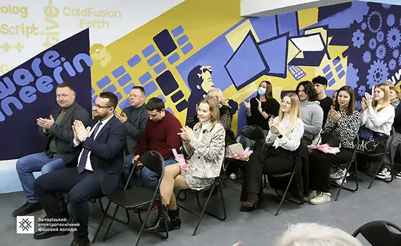 Святкова атмосфера концерту до 8 Березня у Запорізькому електротехнічному фаховому коледжі