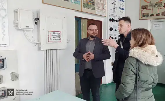 Лабораторії електротехніків у коледжі Запоріжжя під час візиту волонтера