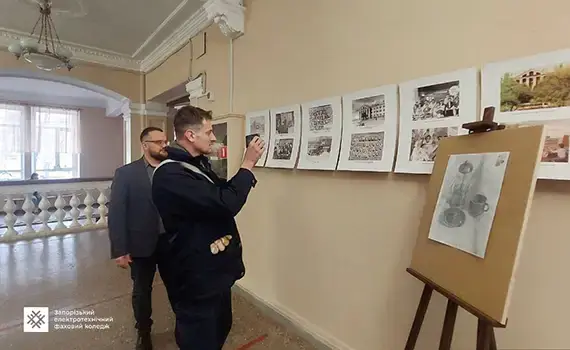 Волонтер з Франції Олександре Міар у коледжі Запоріжжя під час візиту