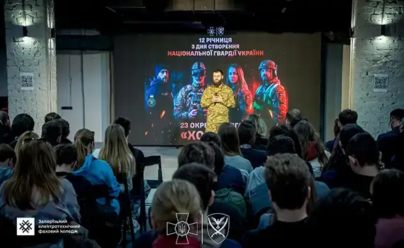 Військовослужбовці 23-ї бригади «Хортиця» НГУ спілкуються зі студентами коледжу