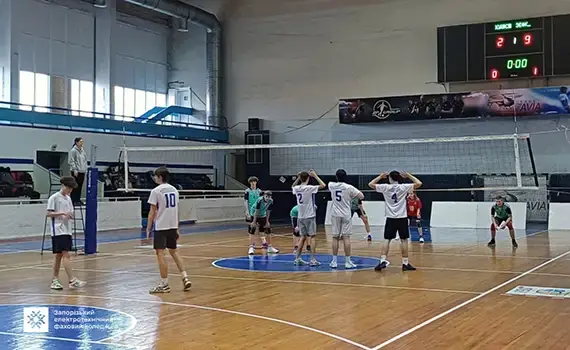 Студенти коледжу під час матчу на чемпіонаті з волейболу