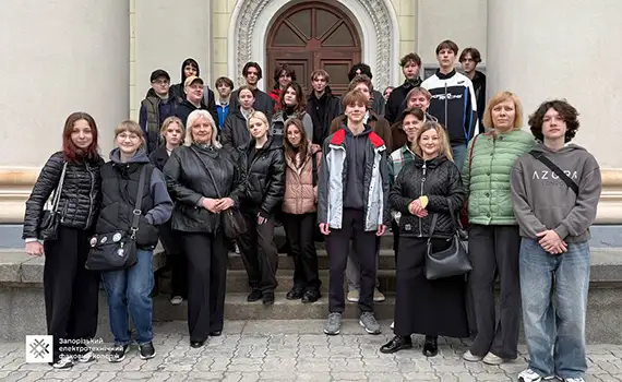 Студенти коледжу на виставі «Неповторність» у театрі Магара