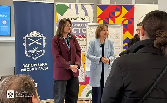 Учасники заходу в Молодіжному центрі працюють у групах і обговорюють лідерство та командну взаємодію