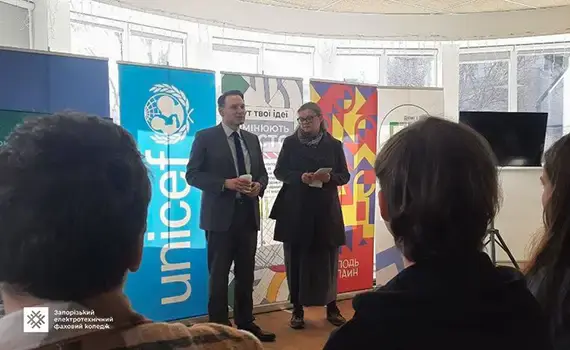 Учасники заходу в Молодіжному центрі обговорюють культуру спілкування та психологічну грамотність